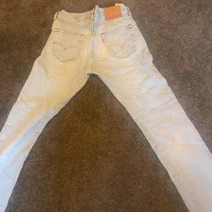 Ett par snygga ljusblå Levis 501 jeans. Storlek W30 L32. Använda men skick 8/10.