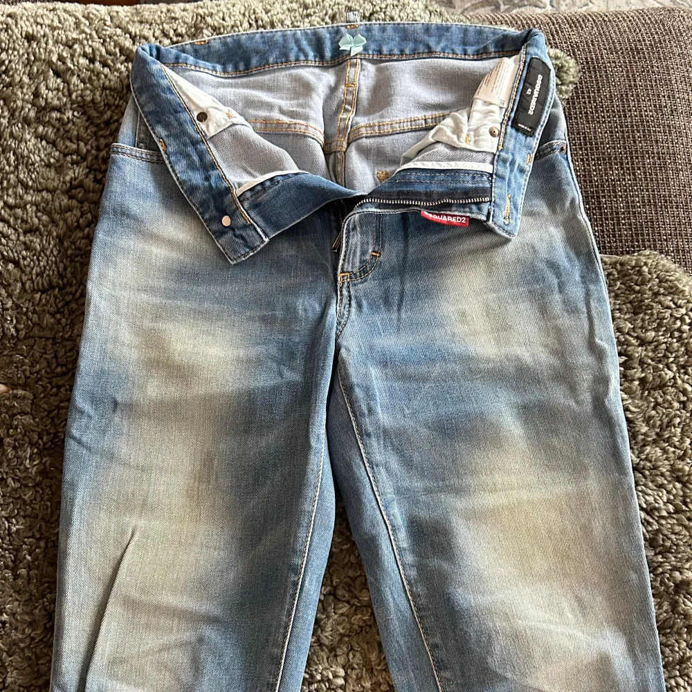 raka blåa jeans från dsquared2💗 helt nya köpta för 5 år sedan, använt ksk 1-2 gånger💘. Jeans & Byxor.