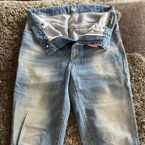 raka blåa jeans från dsquared2💗 helt nya köpta för 5 år sedan, använt ksk 1-2 gånger💘