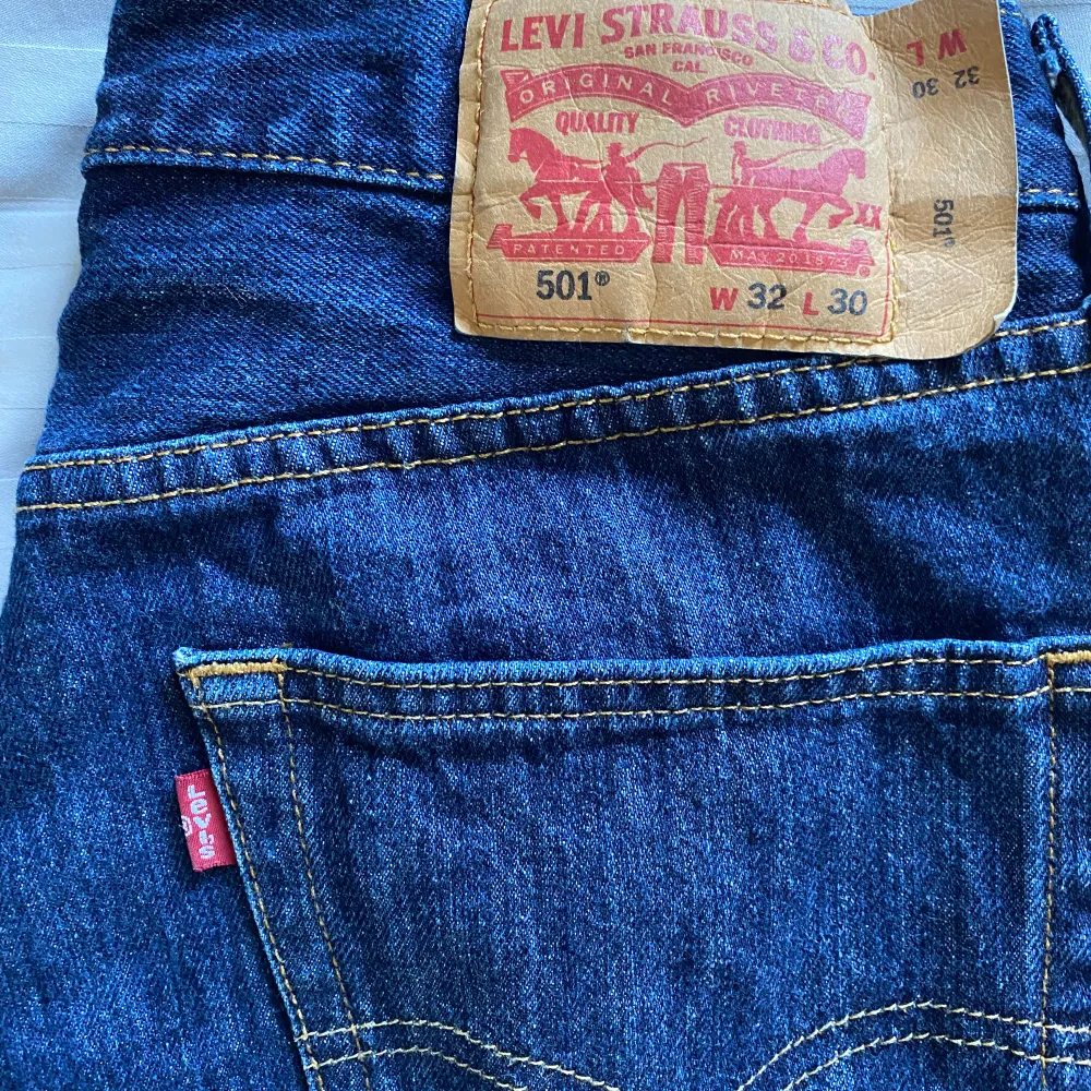 Levis jeans modell 501’ W32 L30  Knappt använda, syns på bild. Snygga och tidslösa. . Jeans & Byxor.