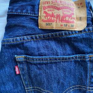 Levis jeans modell 501’ W32 L30  Knappt använda, syns på bild. Snygga och tidslösa. 