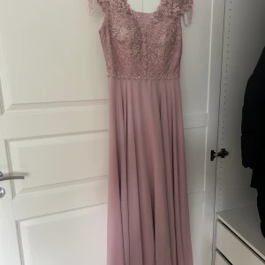Fest Klänning  - Använde bara en gång 