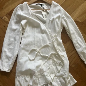 Studentklänning Bikbok  - Perfekta klänningen till studenten. Helt ny. 