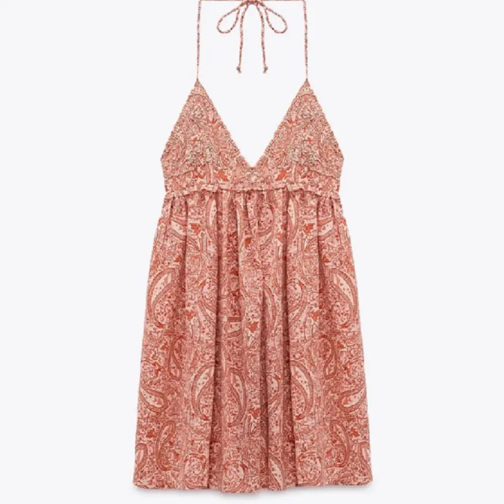 Säljer denna superfina, somriga klänningen från Zara 💓Älskar denna så mycket men jag har tyvärr aldrig använt den, därav säljer jag den. Har endast testat den på. Tror ej den finns att köpa längre! 💕Skriv för bättre bilder!. Klänningar.