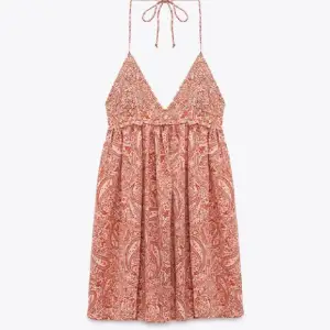 Säljer denna superfina, somriga klänningen från Zara 💓Älskar denna så mycket men jag har tyvärr aldrig använt den, därav säljer jag den. Har endast testat den på. Tror ej den finns att köpa längre! 💕Skriv för bättre bilder!