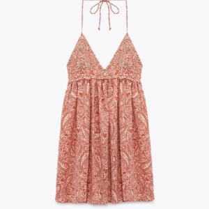 Zara klänning - Säljer denna superfina, somriga klänningen från Zara 💓Älskar denna så mycket men jag har tyvärr aldrig använt den, därav säljer jag den. Har endast testat den på. Tror ej den finns att köpa längre! 💕Skriv för bättre bilder!