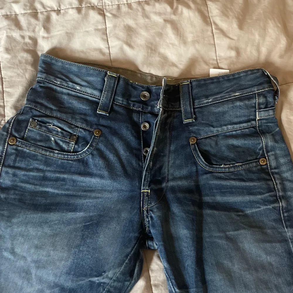 mörkblå långmidjade jeans som aldirg kommer till användning då jag tycker de är förstora❤️ de har gått sönder där nere men annars inget annat slitage💗. Jeans & Byxor.