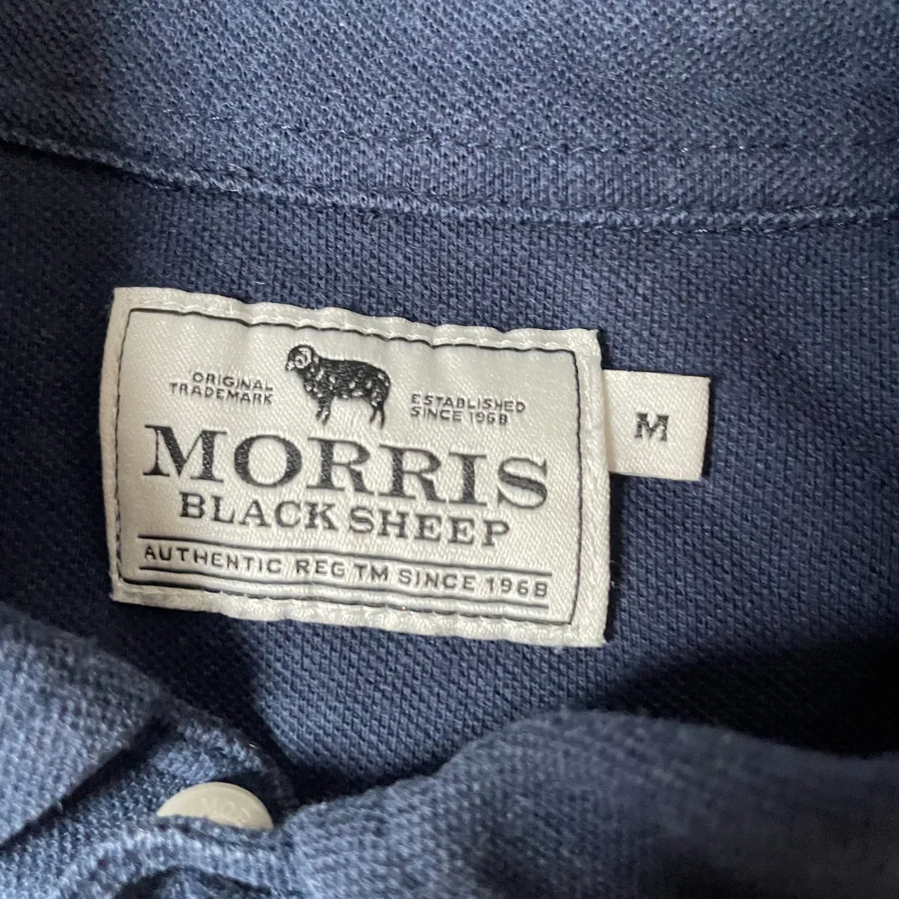 Säljer denna fina Morris button up skjorta som är i jätte fint skick och knappast använd.  Kom gärna med prisförslag. (Nypris 1200kr). Skjortor.