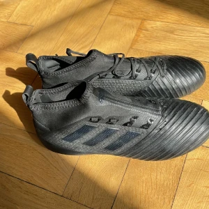 Adidas fotbollsskor  - Adidas futbollsskor i storlek 40.5 (passar även mig i 41). 