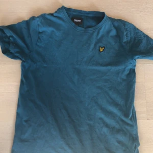 Lyle & scott t-shirt  - Hej! Jag säljer min Lyle & scott T-shirt som är i väldigt bra skick. 