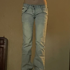 Lågmidjade bootcut jeans - Vintage från Ligao med lapp kvar💞 midjemått 35 innerben 80 jae 165