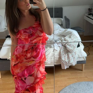 Långklänning  - Så fin tropisk sommarklänning som är helt ny, den har prislapp kvar och allting. Säljer då den var för liten. Den är i storlek 40. Men den är liten i storlek så den passar även 36 och 38
