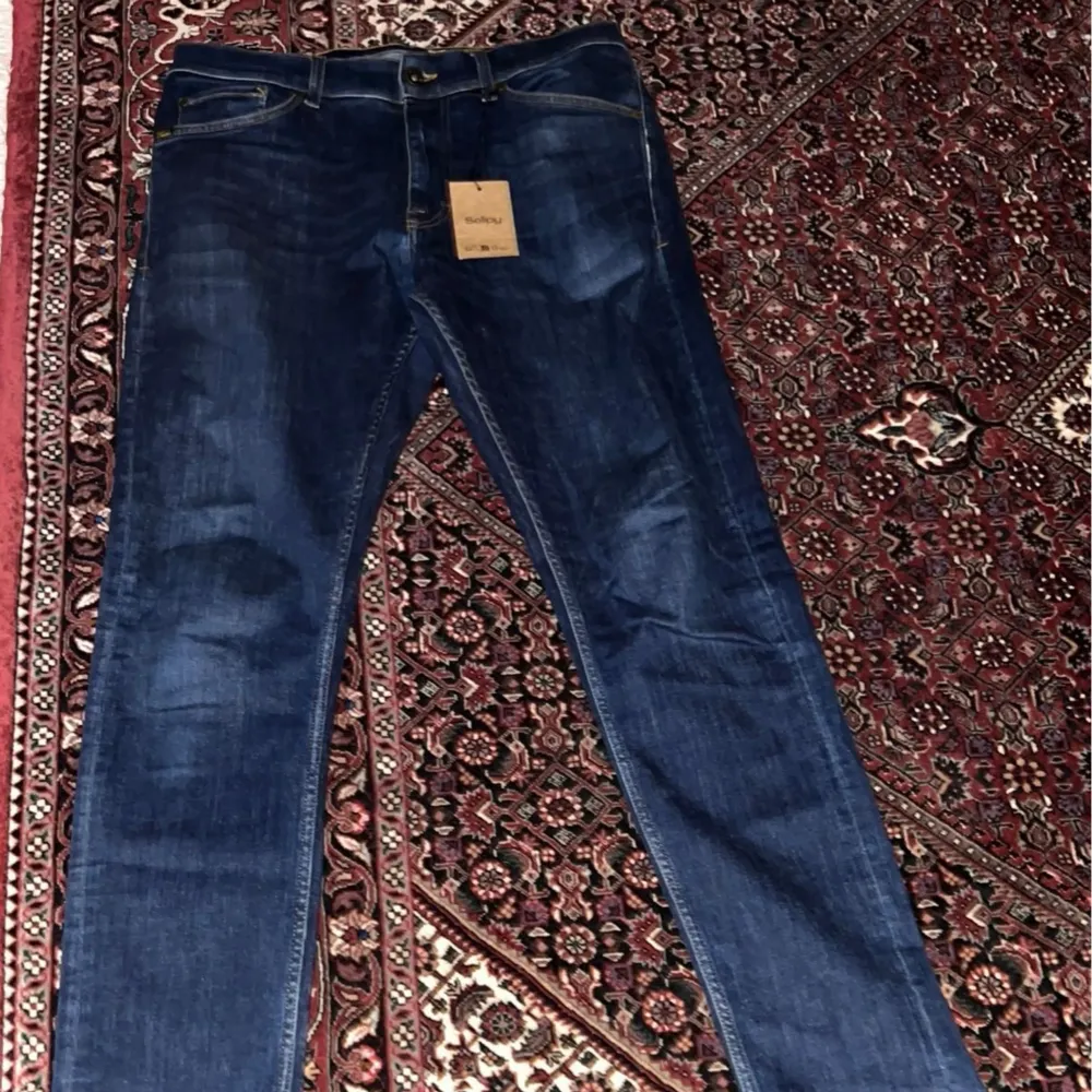 Riktigt fräscha mörkblåa tiger of sweden jeans till mycket bra pris! Säljs då jag hade ett par nästan identiska replay jeans. Lapp kvar på byxorna, bara att fråga om fler bilder vid intresse! . Jeans & Byxor.