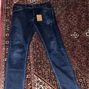 Riktigt fräscha mörkblåa tiger of sweden jeans till mycket bra pris! Säljs då jag hade ett par nästan identiska replay jeans. Lapp kvar på byxorna, bara att fråga om fler bilder vid intresse! 