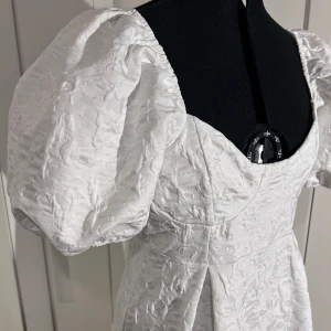 Student klänning - Min gamla student klänning som är såå fin🌟 Maxi i längden med puffiga ärmar, väldigt elegant och flowig. Sitter väldigt fint passformst i överdelen och med dragkedja i ryggen. Så fint mönstrad också, diskret men super fina detaljer