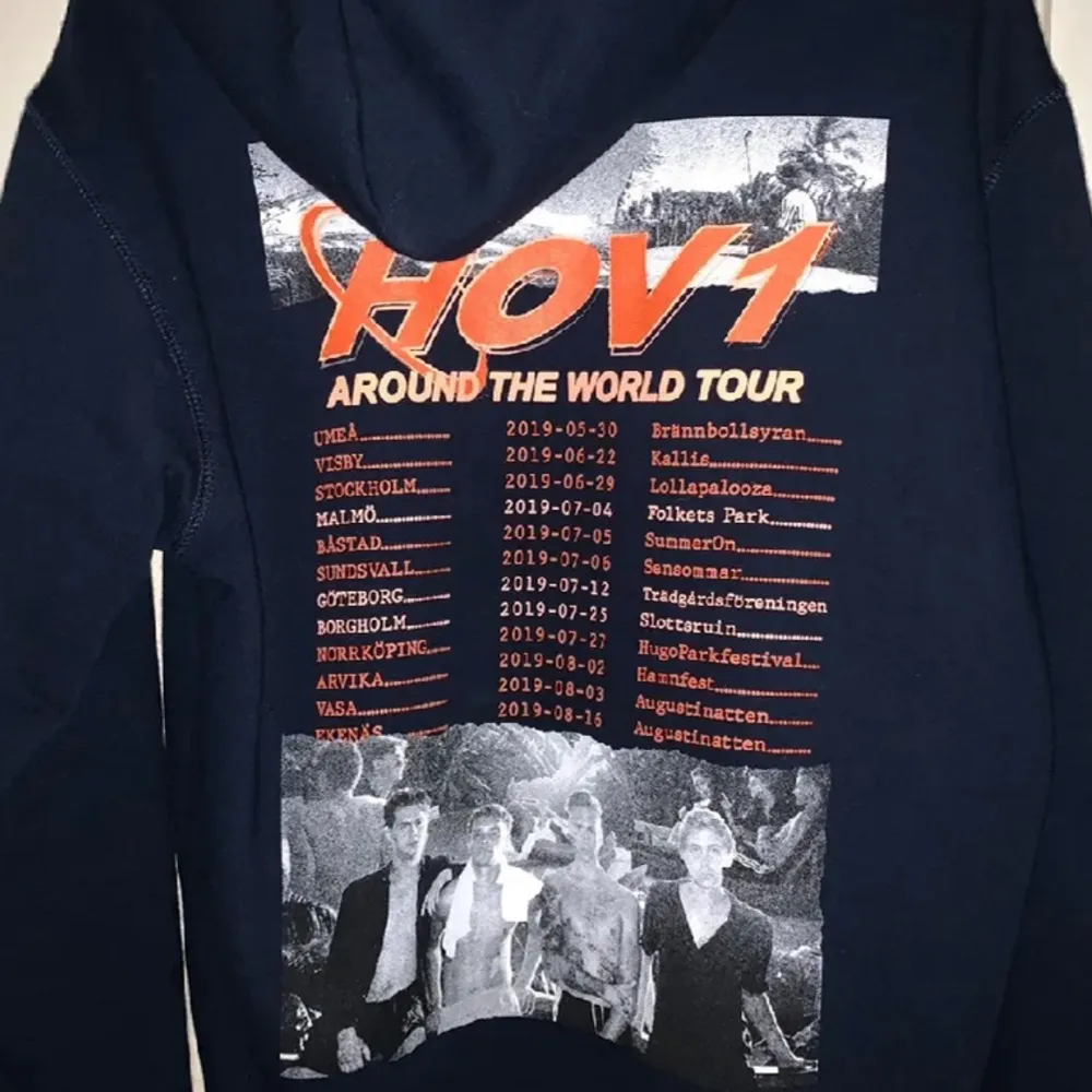 Säljer en helt oanvänd hov1 all around the world tour hoodie I storlek S!💕Jättesnygg och bra kvalite men tyvärr köpte jag i fel storlek.. Hoodies.
