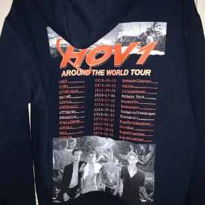 Hov1 merch (hoodie) - Säljer en helt oanvänd hov1 all around the world tour hoodie I storlek S!💕Jättesnygg och bra kvalite men tyvärr köpte jag i fel storlek.