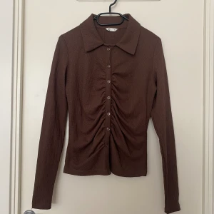 Skjortblus - En blus/skjorta från Cubus i storlek S. Den är endast testad.