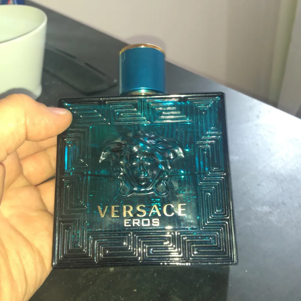 Säljer min Versace Eros för att ja behöver pengar till andra grejer flaskan är på 100 ml men det är kring 65 ml kvar i flaskan den luktar riktigt fräscht och bra till sommaren nu bra skick är den i. Ordinarie pris kring 1000 pris kan diskuteras.. Övrigt.