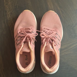 NIKE Run Swift - Supersnygga och sköna löpningsskor i bra skick, säljes pga för stora 🩷