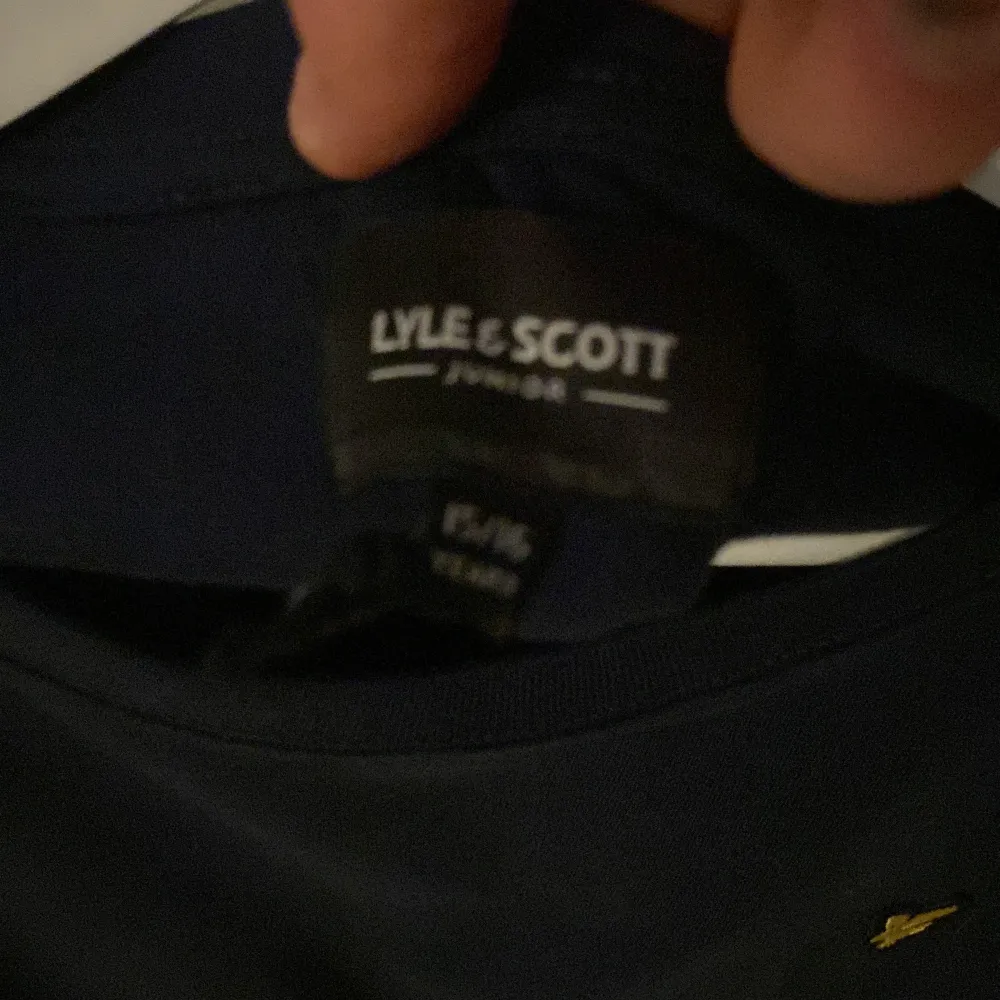 säljen en oanvänd lyle&scott tröja i storleken 15/16 men passar S. Tröjor & Koftor.