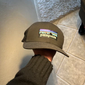 Pantagonia keps - Säljer denna feta Pantagonia keps som aldrig är använd. Köpt på NK för 3 år sen.