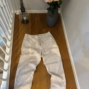 Linne byxor - Tjo säljer dessa otroligt snygga och fett bekväma linne byxor! Dem är i nyskick 10/10 🔥skriv vid minsta lilla fundering 