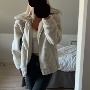 Fluffig jacka  - Säljer denna fluffiga jacka som jag ej har användning av längre. Har två fickor fram. Storlek XS, köpt från Lindex. Köpte denna för 700 och den är endast använd ett fåtal gånger 