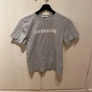 Säljer min gråa tshirt ifrån Calvin Klein. Storlek 164 men motsvarar en xs 
