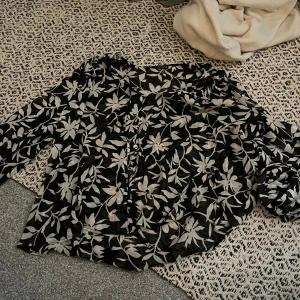 Söt blus - Gullig blus från Zara, jätte fin men kommer inte till användning. 