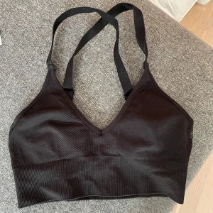Sport-bh H&M Move - Svart sport-bh från H&M Move. Utan ilägg. Katthårig men annars i nyskick! Storlek XS.