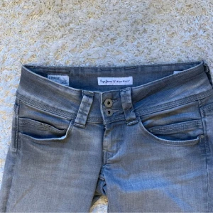 Pepe jeans ”Venus” - Grå pepe jeans i modellen ”Venus” nypris 999kr på Zalando, säljer då dom inte passade mig. Passar någon som är runt 160  (bilder är från förra ägaren)