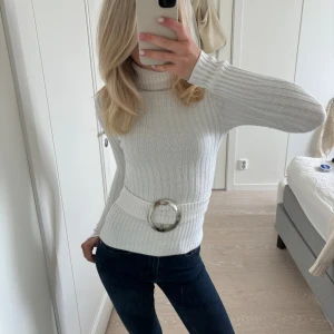 Polotröja  - Sjukt cool stickad polotröja med inbyggt bälte 😍😍