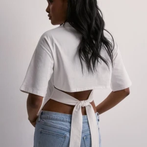 Knyt Tshirt - Trendig T shirt med öppen rygg med knyt, knappt använd! 💓