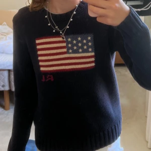 Ralph lauren flag sweater - Säljer denna flagg tröja från Ralph lauren. Den är i storlek XS och är i superskick i princip nyskick. Endast använd cirka 2ggr. 