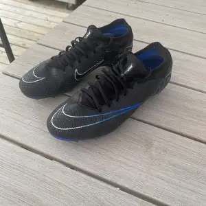 Tja, säljer dessa Nike fotbollskorna. Som är i ett 9/10 skick, De är bara använda några gånger. Ny pris 1 899. Hör av er om ni har några frågor eller funderingar.