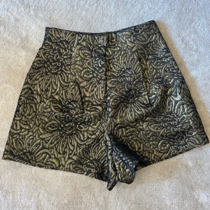 Guld shorts  - Säljer dessa otroliga guld shorts ifrån zara i nyskick! 