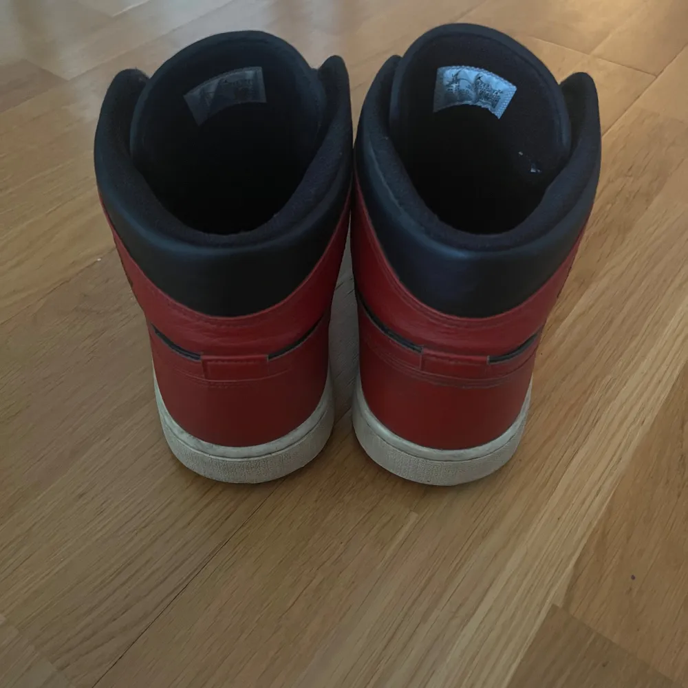 Relativt smutsiga och skitiga Jordan 1s. Borde vara ganska lätt att piffa upp dem för att få dem att se bättre ut. Lite creased här och var men inget för illa. (har inte kvar orginallådan). Skor.