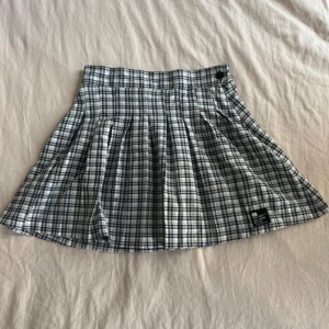 Bershka kjol - Aldrig använt, storlek M!