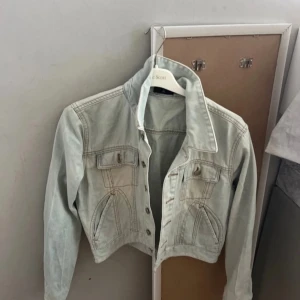 Ljusblå jeansjacka  - Ljusblå jeansjacka från Åhléns, det är superbra skick, säljer pga att den inte kommer till användning💞