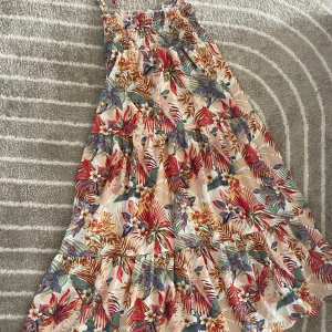 Färglad klänning  - Jätte härlig klänning som är jätte färgglad och skön. Passar jätte bra för en skön kväll. Skriv om ni undrar över något och pris kan diskuteras❤️😊 (Tips: man kan även klippa upp den o fixa så att det blir en blus)