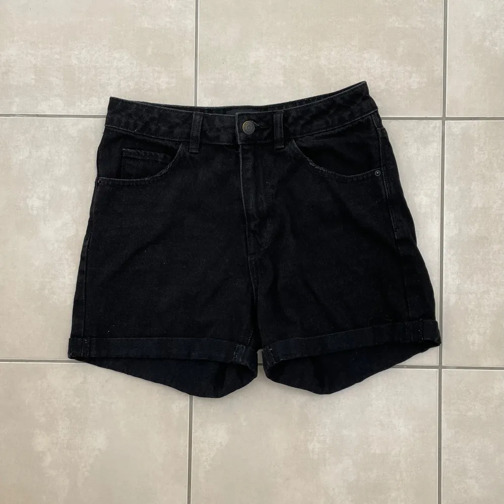 Svarta jeansshorts från Vero Moda i fint skick. Shortsen är i storlek small samt högmidjade.  . Shorts.