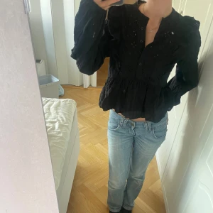 Svart fin blus från BIKBOK - Svart fin blus, nästan oanvänd. Säljer pga inte kommits till användan. Bra kvalite, inga fel.