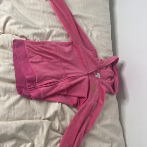 Juicy fleece - Den är väldigt mjuk och skön att ha på sig. Den är inte stor eller lite i storleken.