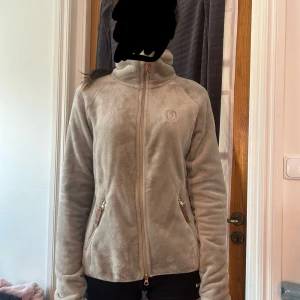 Jacson stall tröja - säljer nu min stall tröja pga ja slutat rida. Aldrig använd och den är i topp skick.