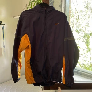 Vintage Nike jacka - Mycket bra skick, inga defekter.