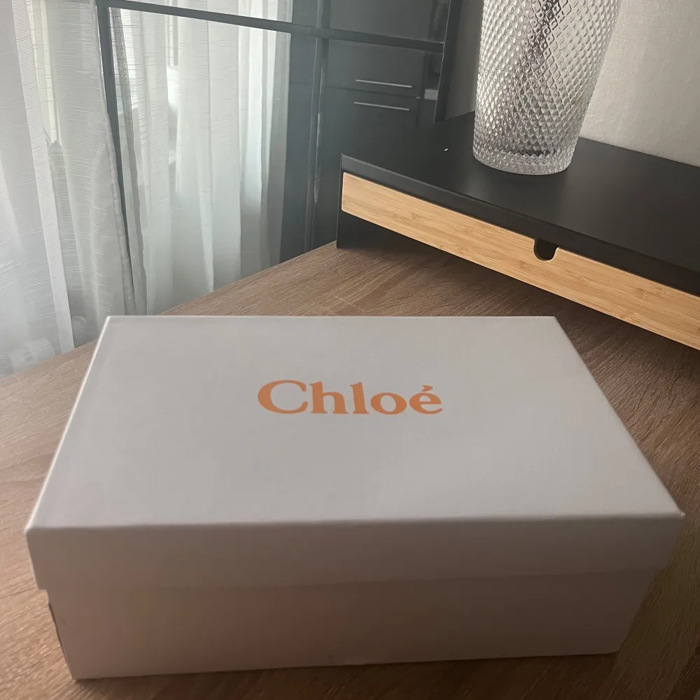 Superfina chloé tofflor, helt oanvända. Box, dust bag osv medföljer. Skor.