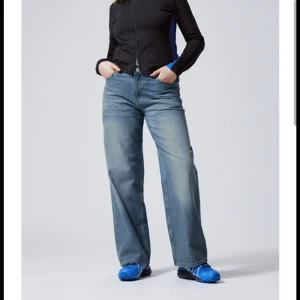 Blå jeans från Weekday - Ett par blå jeans från Weekday i modellen Ample low Loose Jeans. Jeansen har en lös passform och är lågmidjade. Väl bevarade och har inga defekter. <3