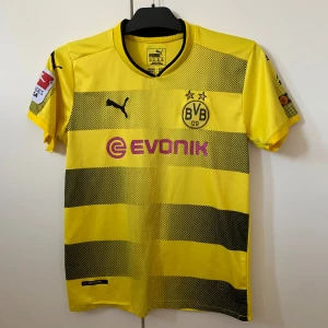 BVB hemmatröja 2016/17 Aubameyang - Fotbollströja från borussia Dortmund, använd k bra skicka. Pris kan diskuteras. Den är i storlek 164.
