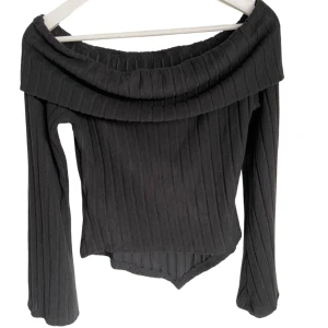 Svart off-shoulder topp - Topp från shein, tjock material bra att ha till sensommar eller höst. Nyskick